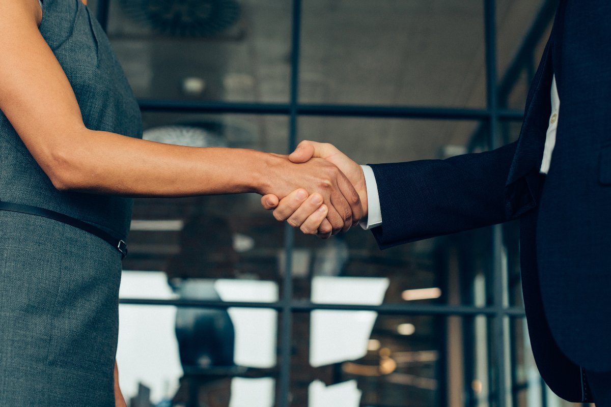 Werkgever en recruiter maken afspraken aan tafel