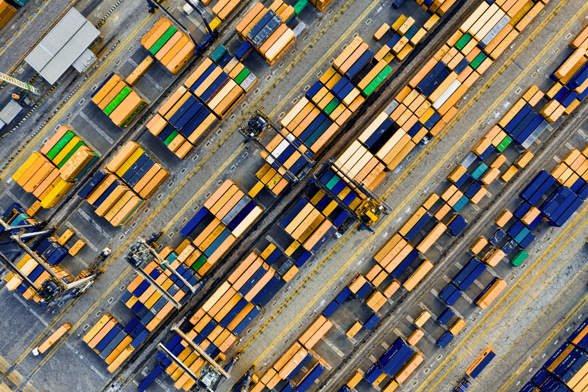 Luchtfoto van een containerterminal met rijen gestapelde containers en kranen