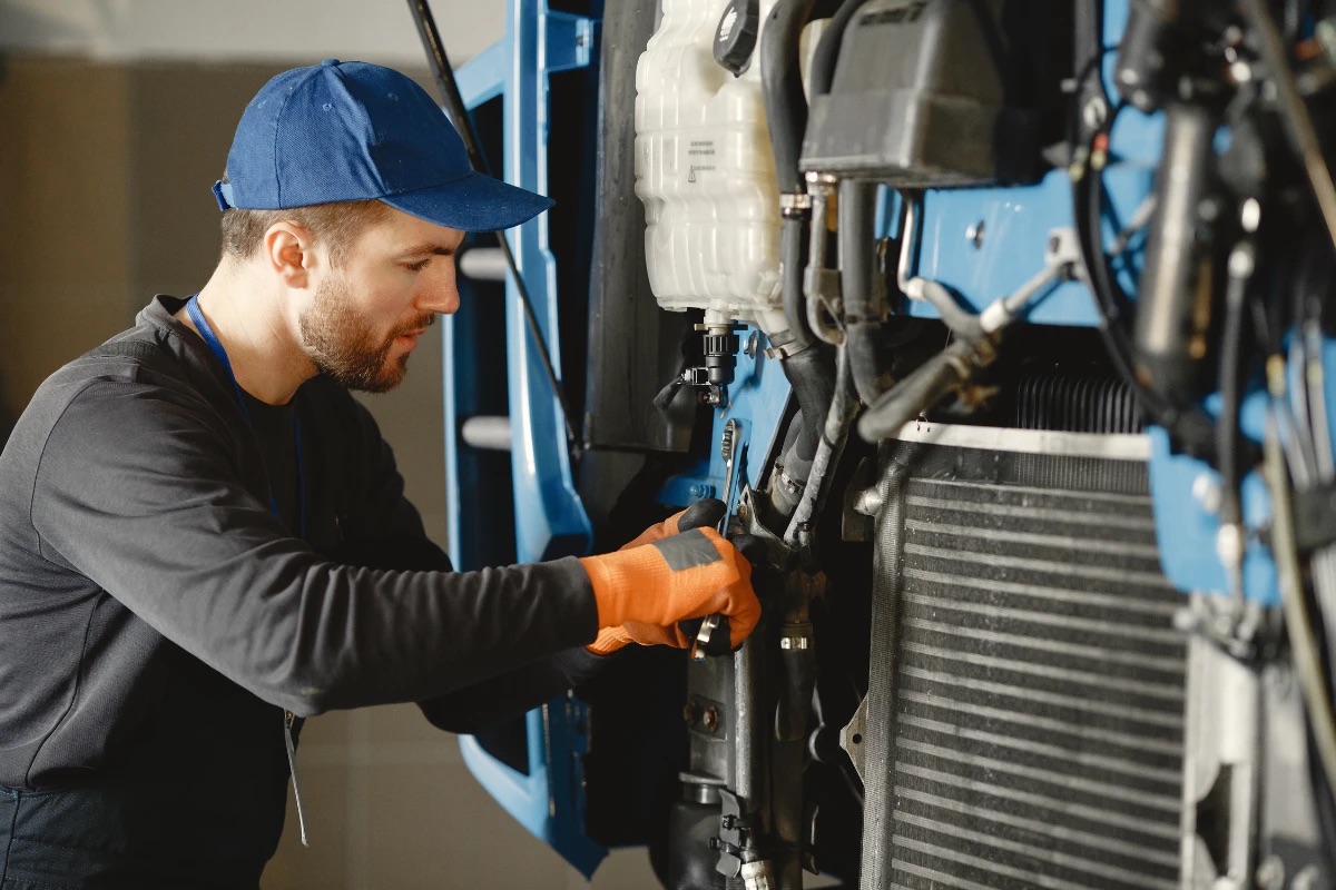Technisch personeel aan het werk in een werkplaats in Noord-Nederland