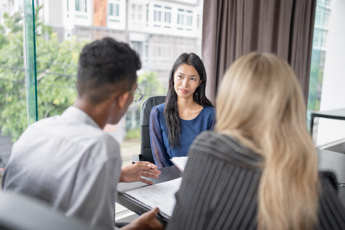 Werkgever bespreekt inhuur van personeel onder de wet Wtta tijdens een gesprek aan tafel